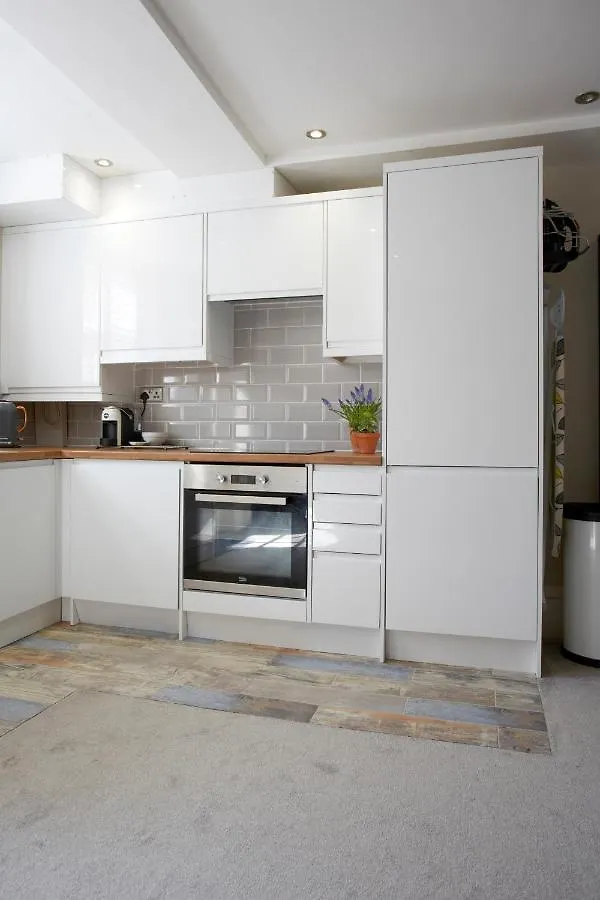The Courtyard By Chateau Anna, Central York - Free Parking