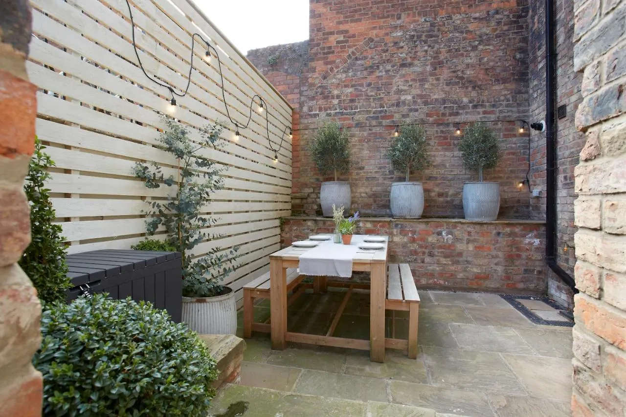 The Courtyard By Chateau Anna, Central York - Free Parking 0*,  Великобритания